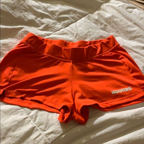 Hooters tank and shorts set - Picture 5 of 6